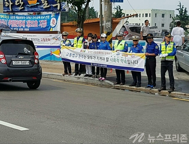 23일 사하구 하단동 가락회센터 주변에서 교통봉사 및 교통안전 캠페인을 하고 있다/ 사진= 박인수 기자 
