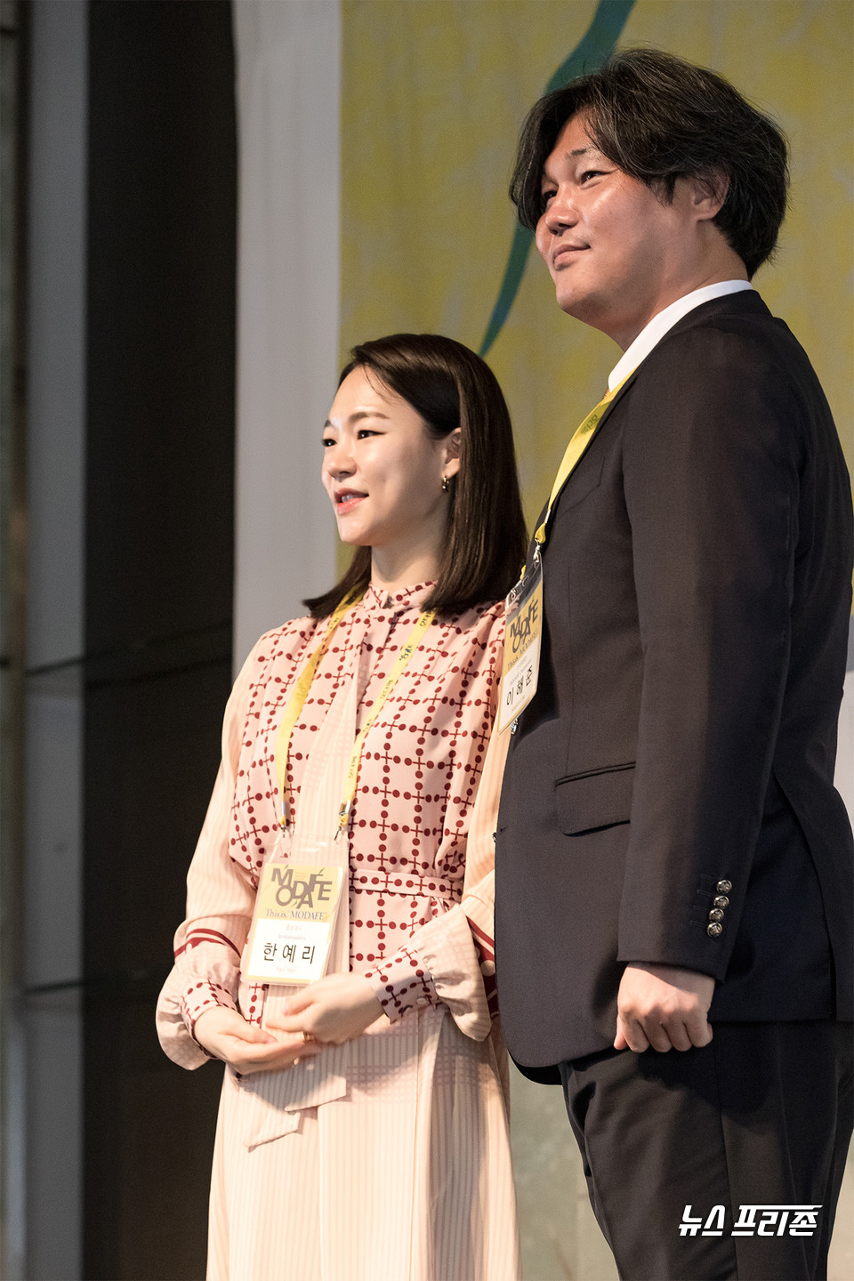 "MODAFE 2021" 기자간담회에서 이해준 조직위원장과 포즈를 잡고 있는 한예리 배우 /ⓒAejin Kwoun