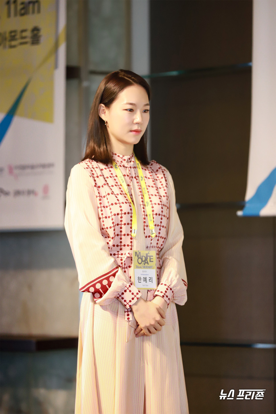 "MODAFE 2021" 기자간담회에서 홍보대사 위촉장을 받고 있는 한예리 배우 /ⓒAejin Kwoun