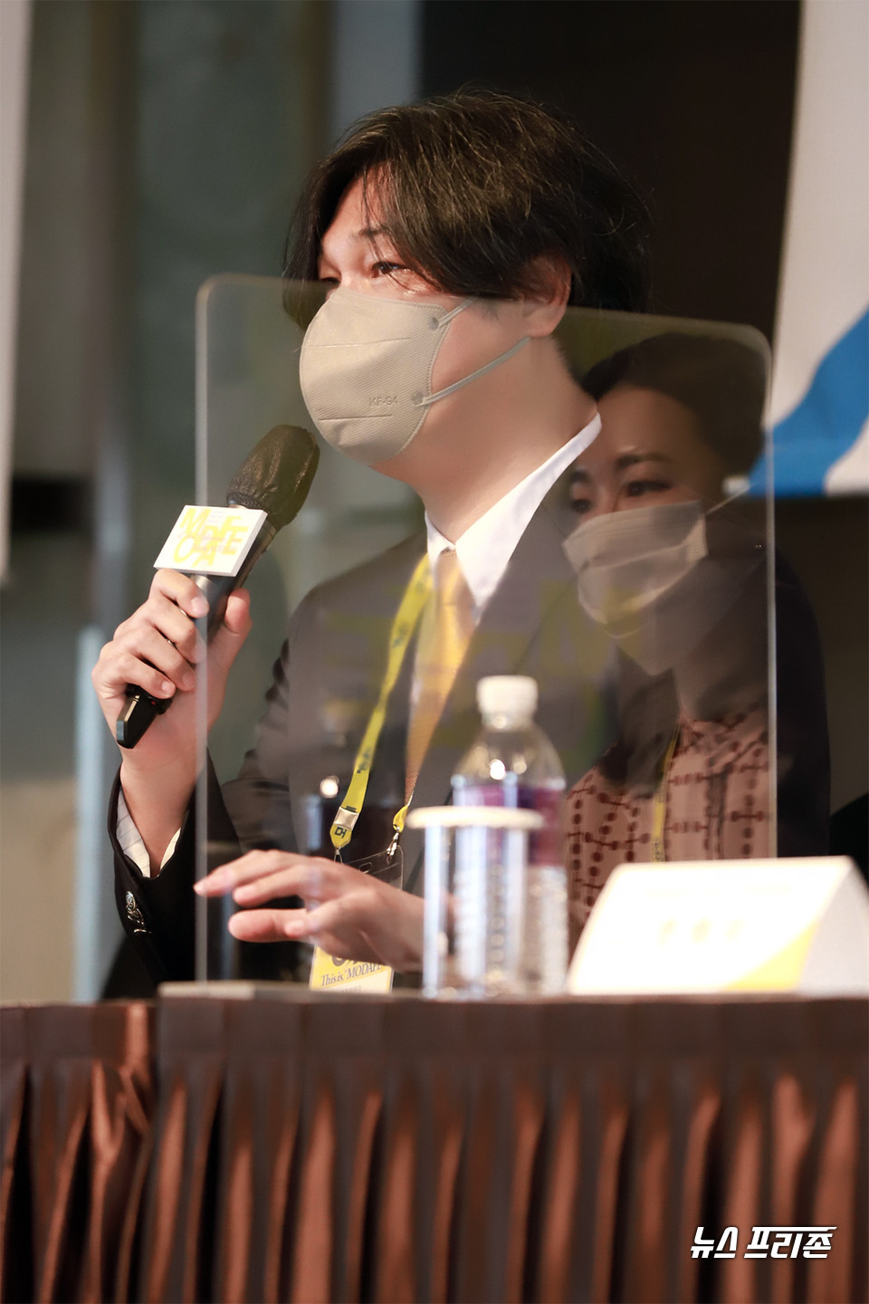 "MODAFE 2021" 기자간담회에서 질문에 답하고 있는 이해준 조직위원장의 말을 경청하고 있는 한예리 배우 /ⓒAejin Kwoun