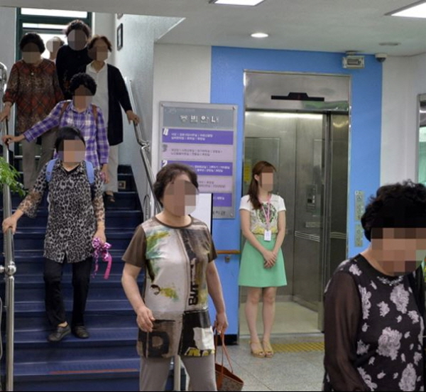 '황제 의전'으로 수차례 구설에 올랐던 황교안 전 총리, 지난 2015년 7월 서울 구로노인복지관에 방문했을 당시, 그가 엘리베이터를 이용해야 한다는 이유로 노인들이 엘리베이터를 이용하지 못하고 계단을 이용하는 사진이 퍼지며 구설에 올랐다. 사진=온라인커뮤니티