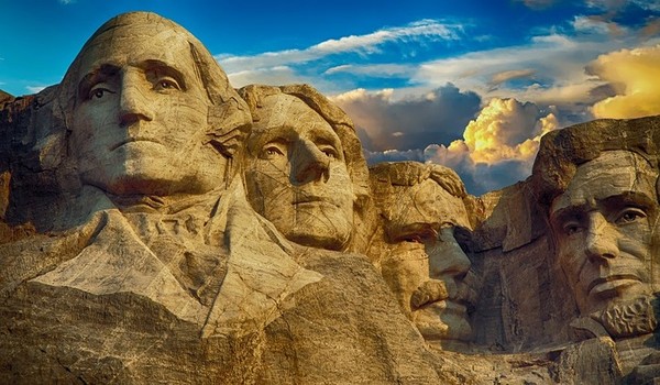 미국 중서부 사우스다코타(South Dakota) 주 러쉬모어 산에 조각되어 있는 네명의 미국 대통령의 얼굴