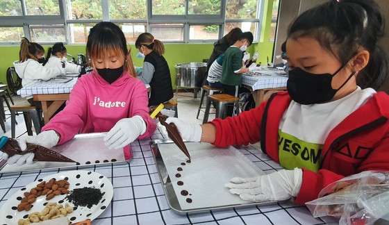 한국차박물관에서 사전예약을 통해 녹차초콜릿 프로그램 체험 모습(사진=보성군)