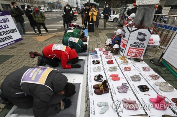 한국에서 한 해 산재사고로 사망하는 노동자수는 약 2천여명 가량(2019년 기준 2020명)이나 될 정도로 다른 선진국들에 비해 매우 높다. 중대재해처벌법 제정을 촉구하며 절을 올리고 있는 이들의 모습. 사진=연합뉴스