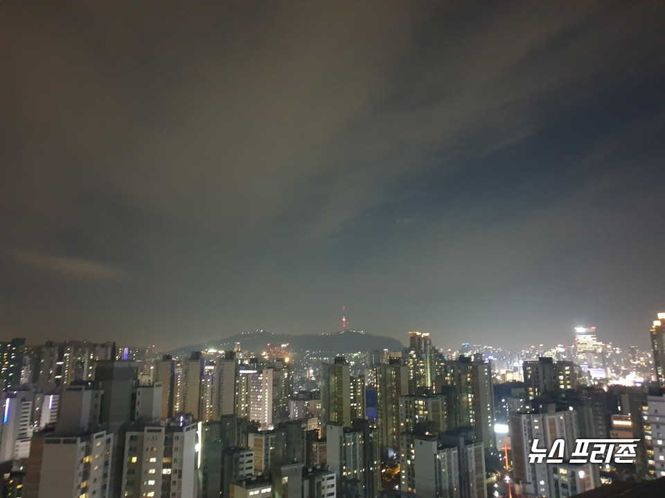 6일(월요일) 밤사이 중국발 스모그가 유입되면서 7일 수도권과 충청은 종일, 남부 일부 지역에도 한때 미세먼지 농도가 짙게 나타나겠다.