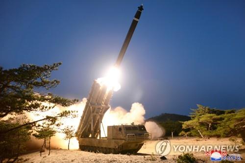북한 초대형 방사포 발사 장면군 일각에서는 지난주 KN-23을 쏘았기 때문에 이번에는 KN-25나 KN-24에 더 무게를 두는 분위기다.