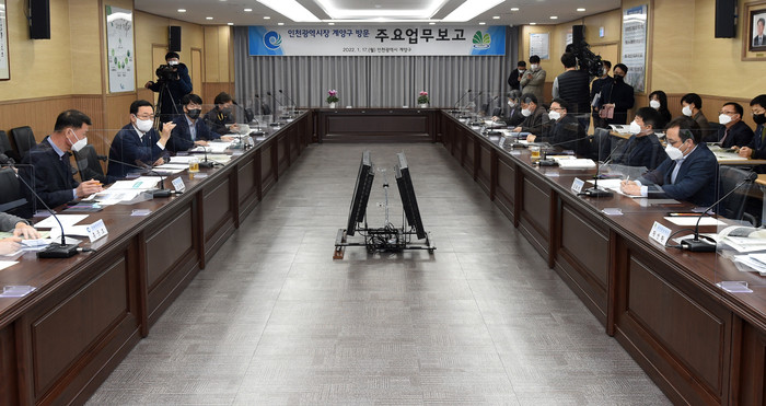 박남춘 인천시장은 1월 17일부터 2월 27일 10개 군·구를 연두방문할 예정이다. 자료사진. 사진은 연두방문 첫날 '계양구 주요업무 보고' 모습. (사진제공=인천시)