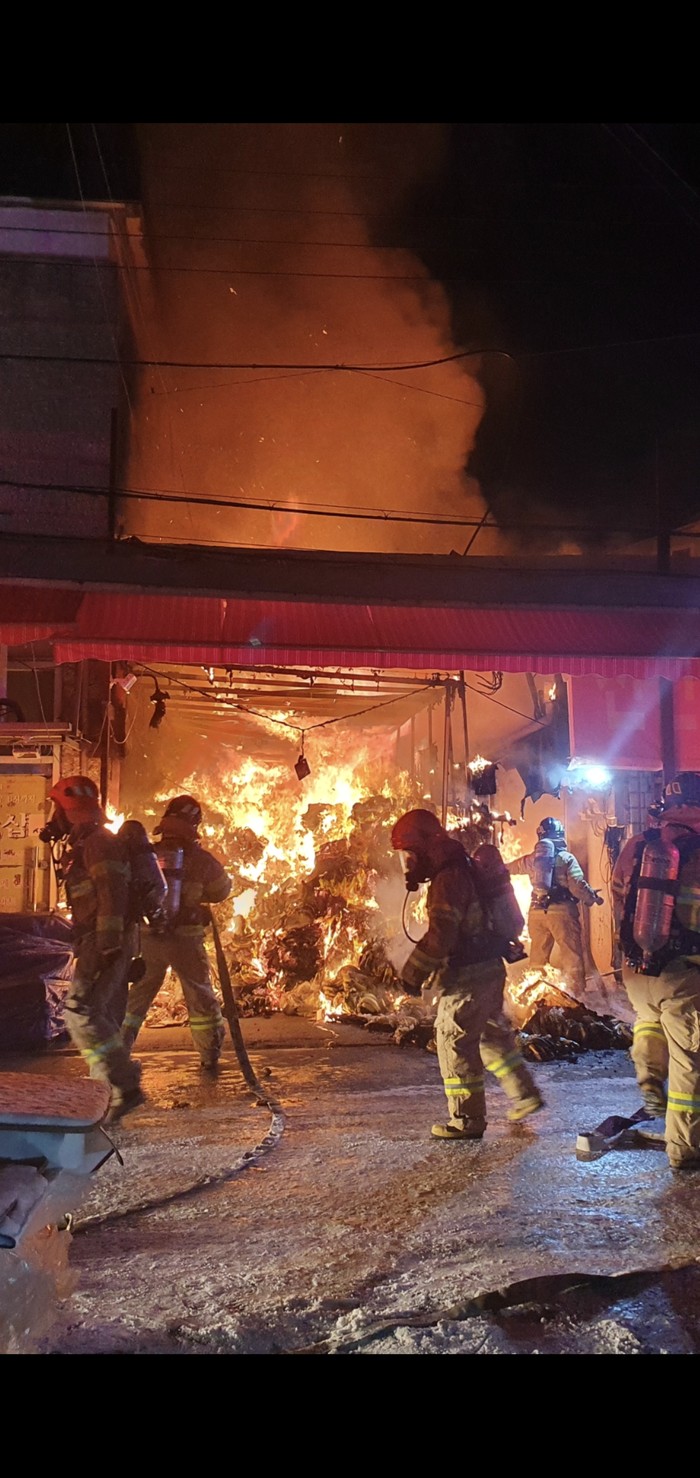 18일 오전 4시 38분쯤 충남 천안시 동남구 사직동의 한 과일도소매점 창고에서 불이 나 신고를 받고 출동한 소방관들이 진화작업을 벌이고 있다.(사진=천안 동남소방서)