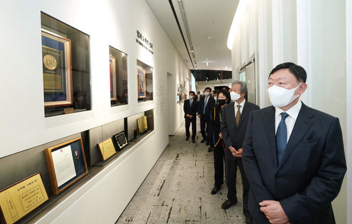 지난해 11월 1일 '상전 신격호 기념관'을 둘러보는 신동빈 회장(맨 오른쪽) (사진=롯데그룹)