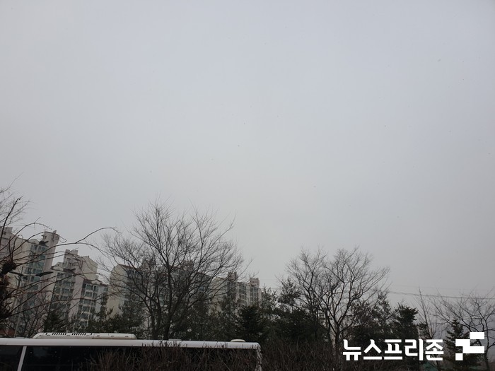 17일 눈이 내리고있는 서울시내 모습