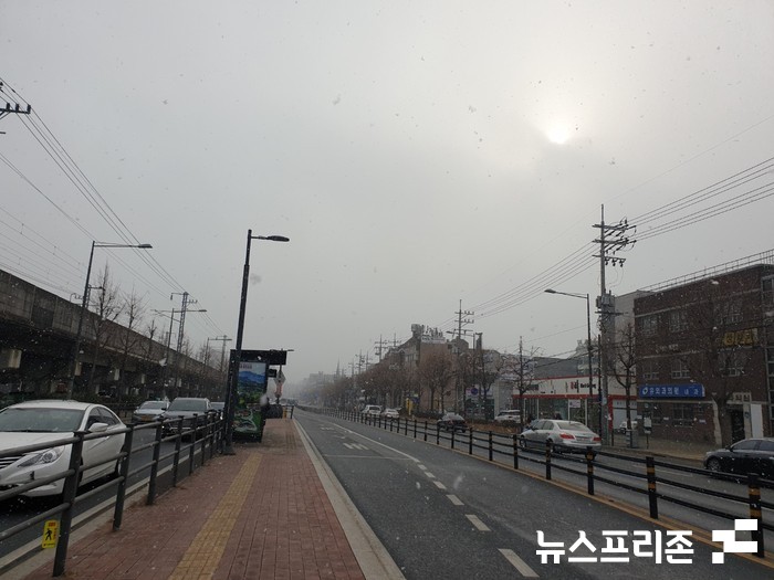 눈이 내리고있는 서울 강북구 모습