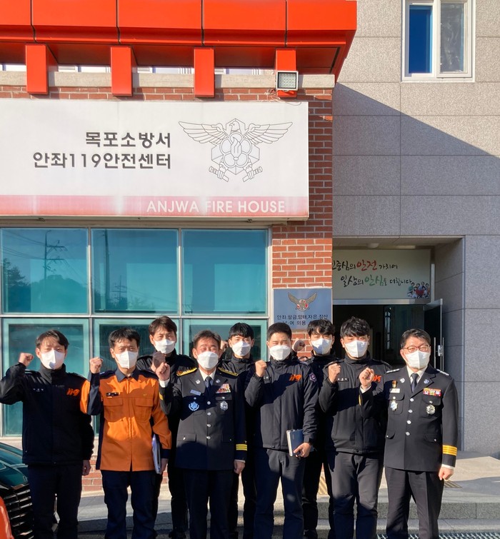 김조일 전남소방본부장이 안좌119안전센터를 방문해 직원들을 격려하고 있다(사진=전남소방본부)