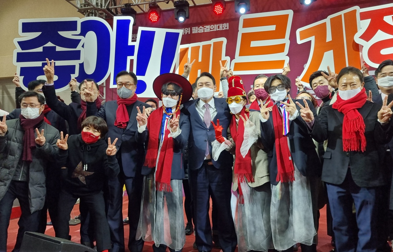 윤석열 대선 후보(가운데)와 청년 지지자들이 퍼포먼스에 함께하고 있다.