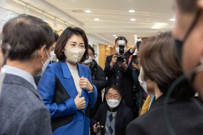 진주실크로 만든 재킷을 입어보고 있는 이재명 후보 부인 김혜경 씨 민주당경남선대위