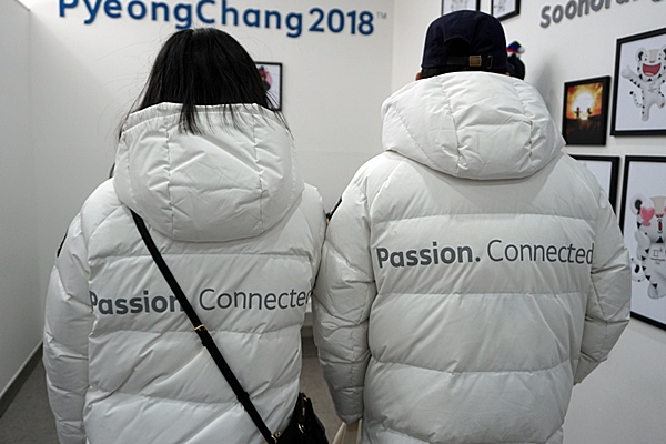 평창 동계올림픽 당시 패딩을 착용한 한 커플이 예뻐보였다.