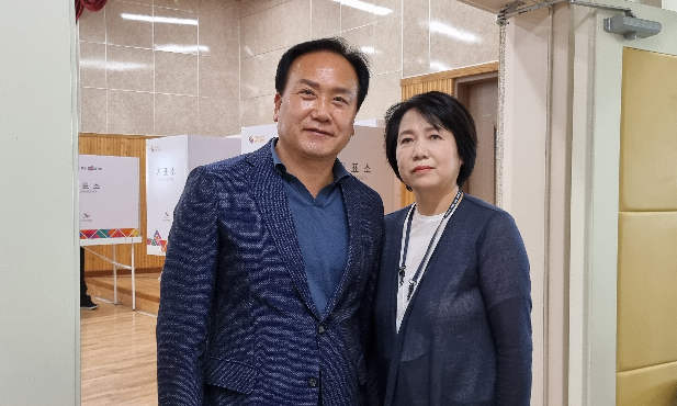 27일 이권재 오산시장 후보는 부인(이선영)과 함께 오전 9시30분쯤 사전 투표를 마쳤다.