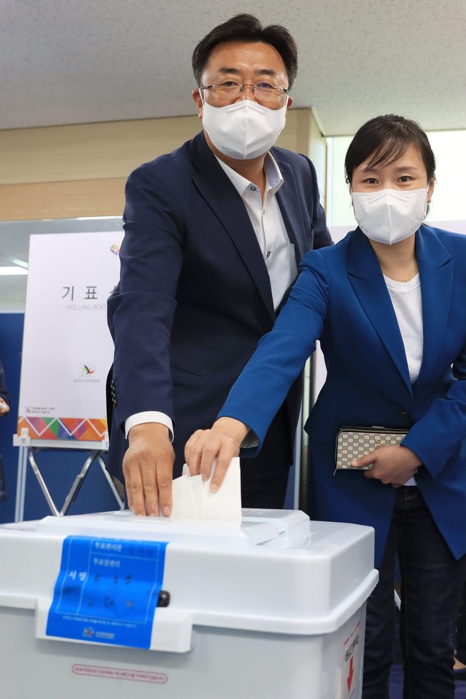 더불어민주당 김기재 후보는 27일 오전 배우자와 함께 사전투표를 했다.(사진=김기재 캠프)