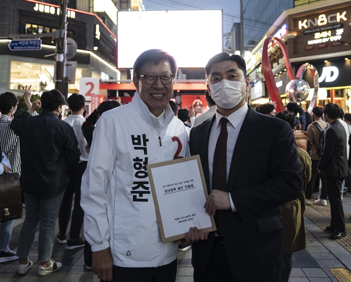 박형준 부산시장 후보가 청년정책 제안 모음집을 전달받고 있다.