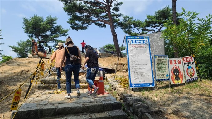 진입금지 안내에도 불구하고 한창 공사중인 성주 '세종대왕자태실' 유적지에 올라가는 관광객들/사진=관광객제공
