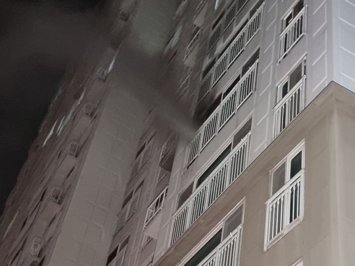 4일 오전 1시 36분쯤 충남 아산시 풍기동 한 20층짜리 아파트 6층에서 불이 나 베란다 창문 밖으로 검은 연기가 새어나오고 있다.(사진=아산소방서)