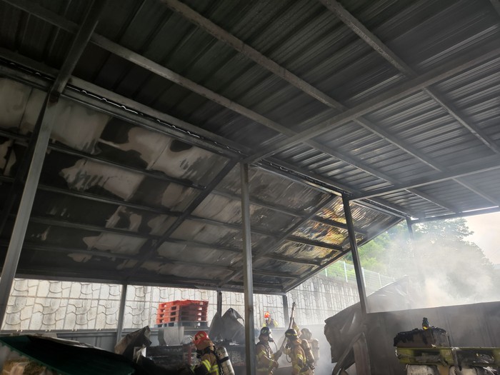 4일 오후 4시 44분쯤 충남 청양군 운곡면 신대리 한 식품공장 창고에서 불이 나 신고를 받고 출동한 소방관들이 진화작업을 벌이고 있다.(사진=청양소방서)