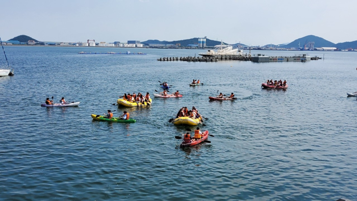 항구도시 목포시의 대표적 해양관광자원으로 자리 매김하고있는 해양레저체험교실이 목포 평화광장 앞 해상에서 지난 6월부터 오는 9월말까지 운영된다.