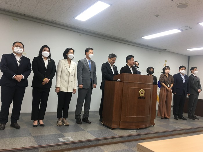합동 기자회견 중인 성남시의회 국민의 힘과 더불어 민주당 의원들 (사진=주영주 기자)