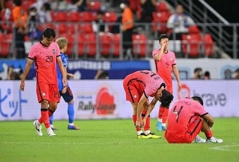 동아시안컵 일본과의 경기에서 참패한 한국 선수들이 그라운드에서 망연자실하고 있다.  (사진=대한축구협회 제공)