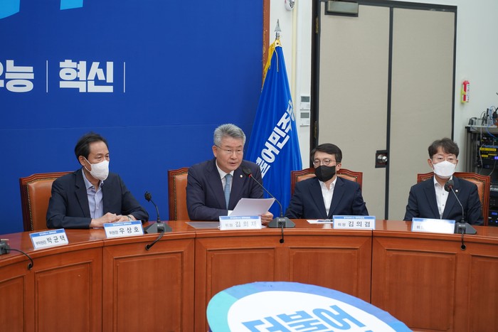 정치보복수사대책위에서 발언하고 있는 김회재 의원