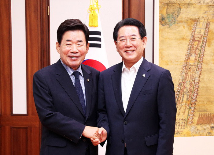 국회를 방문, 김진표 국회의장을 만나고 있는 김영록 전남지사