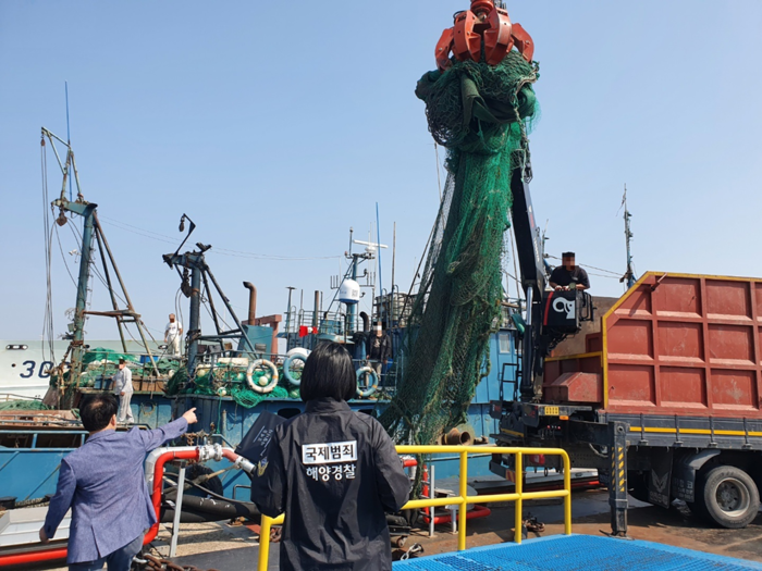 목포해경이 불법조업 외국어선 어구 압수 물품을 재활용으로 폐기처리에 나섰다.