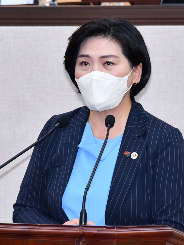 박성미 여수시의원이 제223회 정례회 2차 본회의에서 돌산 지역과 관련된 두 현안에 대해 질문하고 있다.