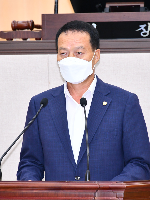 송하진 여수시의원이 제223회 정례회 2차 본회의에서 상포지구 소송 관련 시정부의 철저한 대책 마련을 주문하고 있다.