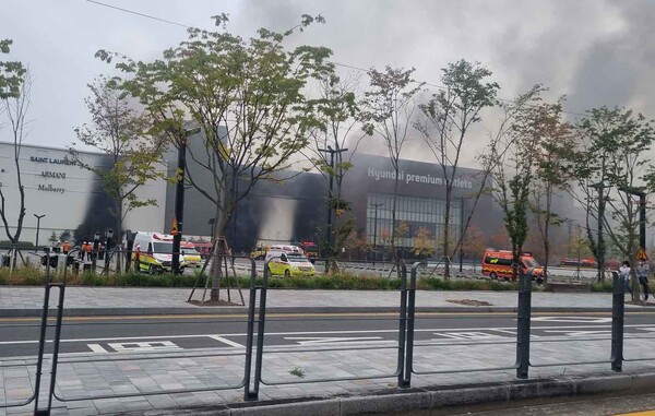 26일 오전 7시 45분께 대전 유성구 용산동 한 대형 아웃렛에서 불이 나 검은 연기가 치솟고 있다.(사진=연합뉴스)