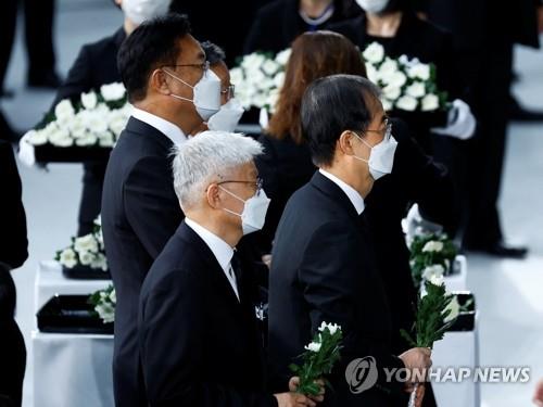 한덕수 총리(오른쪽)가 27일 아베 신조 전 일본 총리의 국장이 열린 도쿄 부도칸에서 헌화하기 위해 기다리고 있다. 2022.09.27