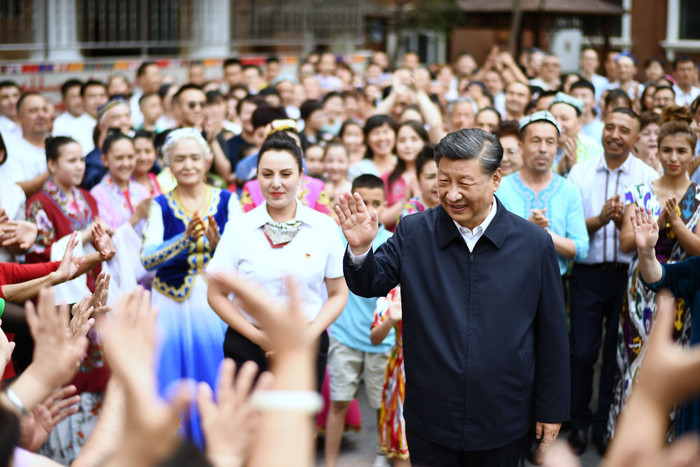 　2022년 7월 13일, 시진핑은 신장 위구르 자치구 우루무치 톈산구 구위안레인 공동체를 시찰하면서 모든 민족에게 손을 흔들었습니다. 사진: 신화통신 기자 Yan Yan