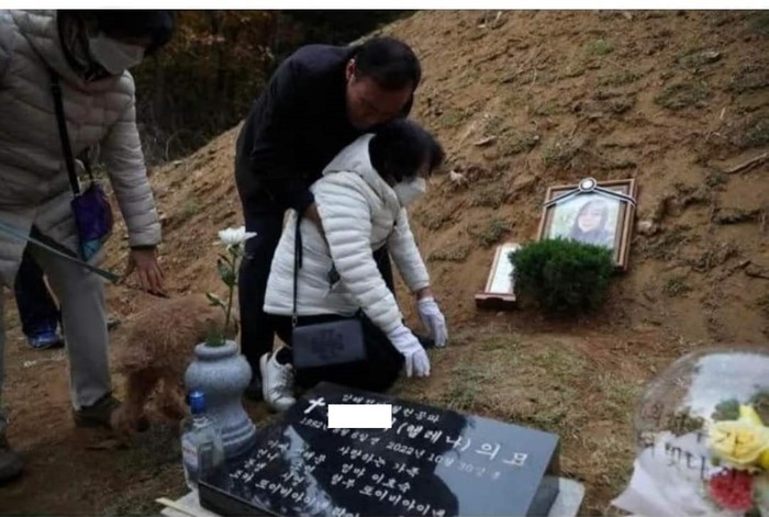 10.29 이태원 할로윈 축제 때 희생자 중 한 명이었던 정00(30)의 어머니 이 00(61)씨가 한국 남양주에 있는 딸의 무덤 옆에서 슬퍼하고 있다.