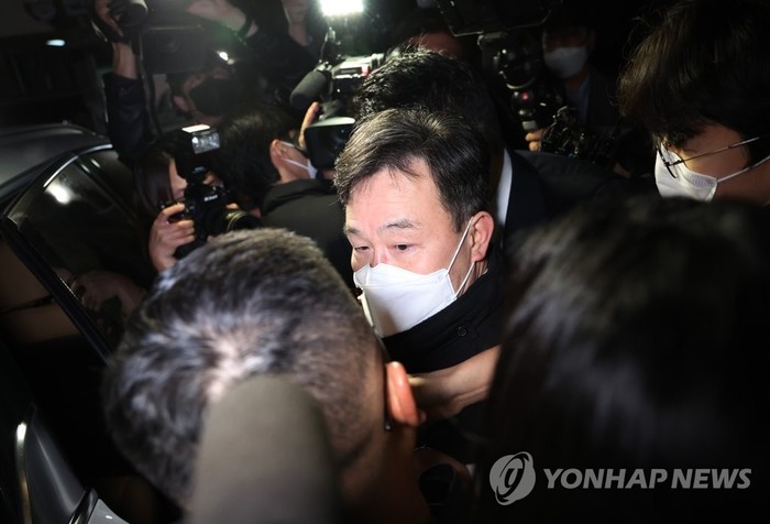 화천대유자산관리 대주주 김만배 씨가 지난 24일 오전 구속기간 만료로 석방돼 서울구치소를 나서고 있다.