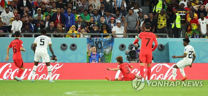 세번째 골 허용하는 한국28일 오후(현지시간) 카타르 알라이얀의 에듀케이션 시티 스타디움에서 열린 2022 카타르 월드컵 조별리그 H조 2차전 대한민국과 가나의 경기. 가나 쿠두스가 팀 세번째 골을 넣고 있다.