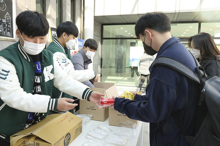 경일대 총학생회가 지난 8일 학생회관 앞에서 학생들에게 간식을 전달하고 있다.(사진=경일대)