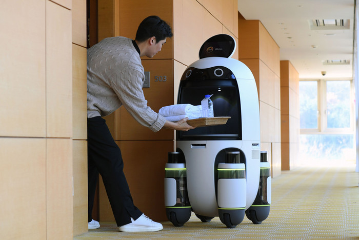 화성 롤링힐스 호텔에서 배송 로봇이 서비스하는 모습 (사진=현대자동차그룹)