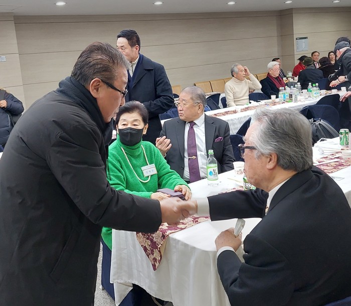 조철제회장에게 인사를 올리는 박일남 위원장(좌측).
