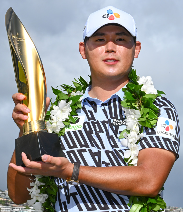 김시우 선수가 '소니 오픈 인 하와이' 우승 트로피를 들어보이고 있다. (사진=CJ대한통운)