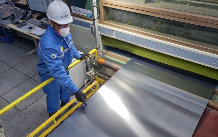 지난 19일 복구를 완료한 포항제철소 스테인리스 1냉연공장에서 제품이 생산되고 있다.(사진=포항제철소)
