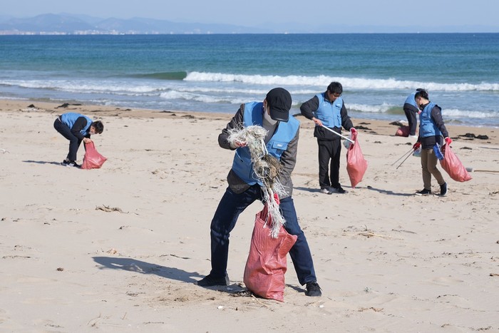 RIST 직원들이 포항 용한리해수욕장과 죽천항 해변을 대상으로 환경정화 활동을 전개하고 있다.(사진=포항산업과학연구원)
