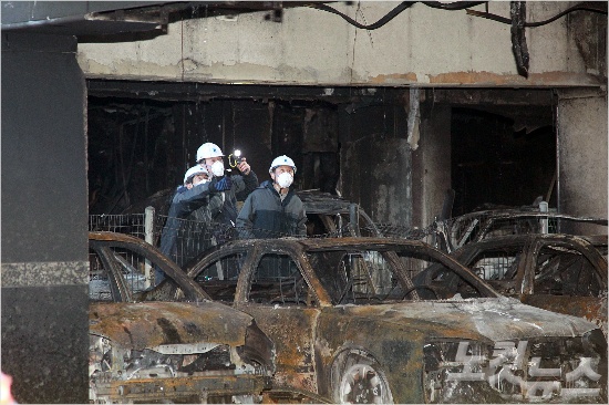 10일 오전 경기도 의정부시 의정부동 10층 짜리 아파트 1층 주차장에서 시작된 불로 4명이 숨지고 120여 명이 부상 당하는 사고가 발생한 가운데 화재 원인에 대한 조사가 이루어지고 있다. (윤창원 기자)