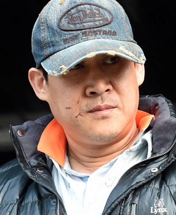 안산 인질살인 사건의 피의자 김상훈(46·무직)이 15일 오전 수원지법 안산지원에서 영장실질심사를 마친 뒤 심경과 인질사건 당시의 상황을 말하고 있다.