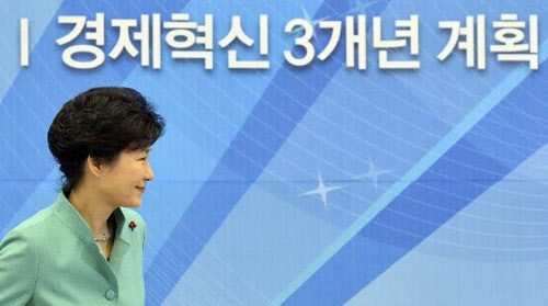 박근혜 대통령이 지난 13일 정부세종청사에서 새해 첫 업무보고를 받기 위해 들어서고 있다. 
