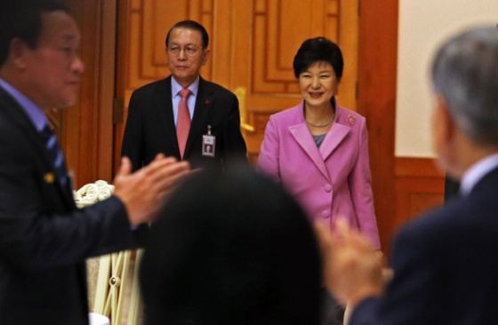 박근혜 대통령이 지난 12월19일 오후 청와대에서 열린 국민추천포상 수여식에 참석하기 위해 김기춘 비서실장과 함께 입장하고 있다. 이정용 선임기자