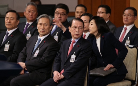 김기춘 청와대 비서실장(앞줄 오른쪽) 등 청와대 참모들이 12일 박근혜 대통령의 새해 기자회견이 시작되기를 기다리고 있다. 청와대사진기자단